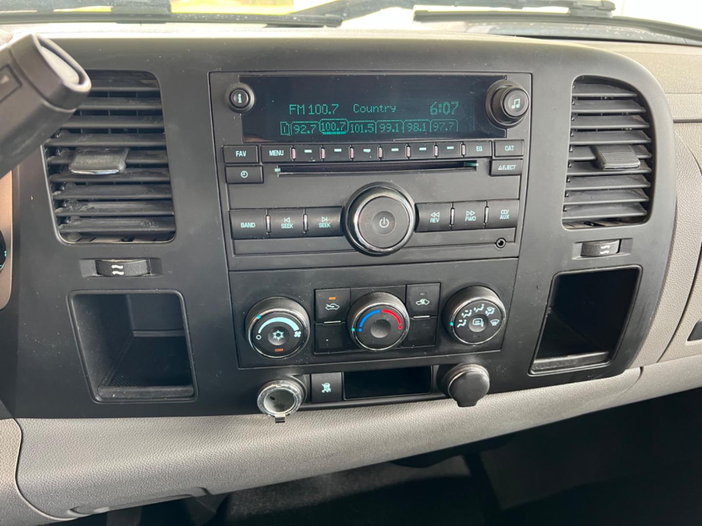 2009 White /Gray Chevrolet Silverado 2500HD LS (1GCHC49K49E) with an 6.0L V8 engine, Automatic transmission, located at 4520 Airline Hwy, Baton Rouge, LA, 70805, (225) 357-1497, 30.509325, -91.145432 - 2009 Chevy Silverado 2500HD Ext Cab LS 6.0 V8 Gas, 161K Miles, Power Windows & Locks, Cold A/C, Toolboxes, Tow Pkg. NO IN HOUSE FINANCING. FOR INFO PLEASE CONTACT JEFF AT 225 357-1497 CHECK OUT OUR A+ RATING WITH THE BETTER BUSINESS BUREAU WE HAVE BEEN A FAMILY OWNED AND OPERATED BUSINESS AT THE SA - Photo#13